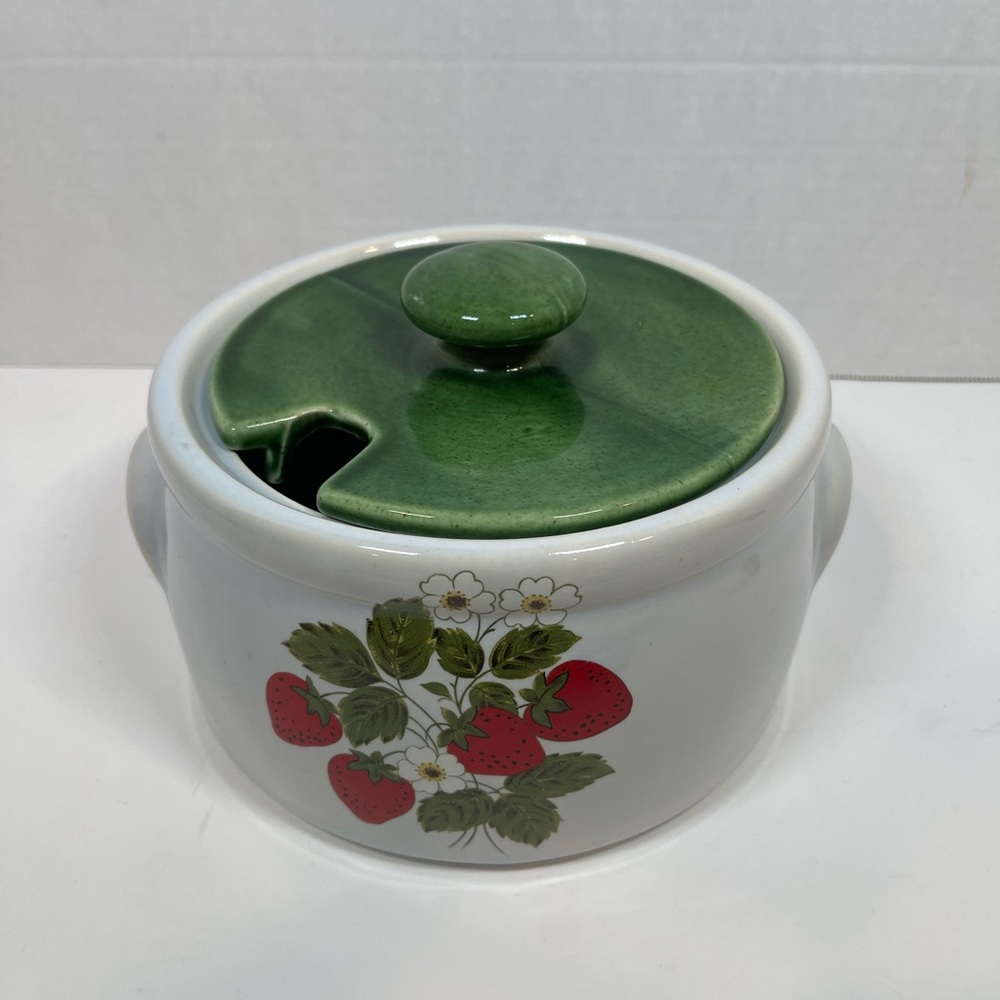 Vintage McCoy 1421 Strawberry Country Round Soup Bean Pot #1421 W/Lid EUC